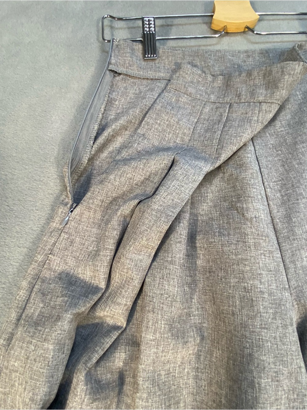 Women’s Wide Leg Pleated Women's Pants in Light Gray, side zipper, size 4 - Picture 4 of 8